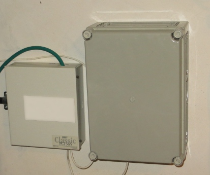 Alarmino and alarm system mounted on the wall